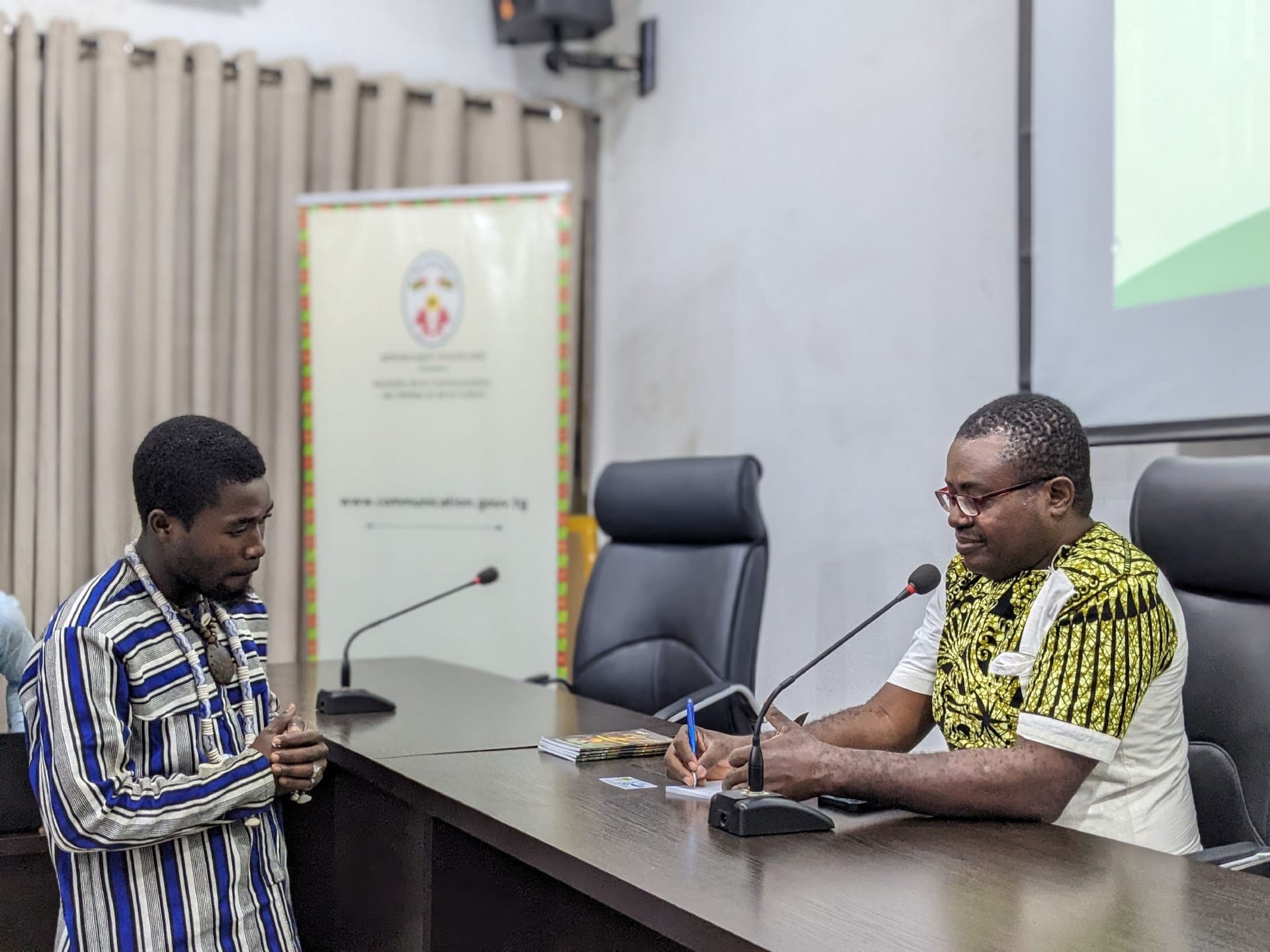 Coup de projecteur sur la poésie togolaise: 'Vers et envers' — photo 2